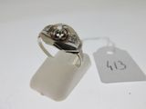 Gros plan sur une bague en argent ornée d'un diamant