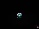 une image représentant un diamant bleu dans l'obscurité, sur fond noir