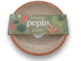 le petit bol est posé sur une assiette sur laquelle est collée une étiquette