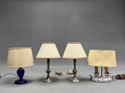 Quatre lampes de salon. H. : de 25 à 32 cm.