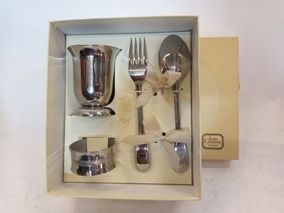 une boîte contenant un service d'argenterie