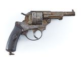gros plan d'un revolver sur une surface blanche