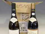 deux bouteilles de vin sont posées devant un sac en papier brun