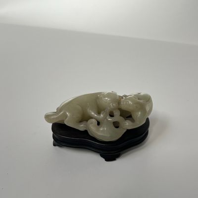 une petite figurine représentant un chien et un chat posée sur une table