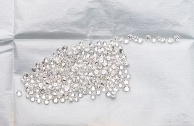 une poignée de diamants sur une feuille de papier