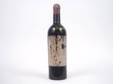 une bouteille de vin posée sur une table