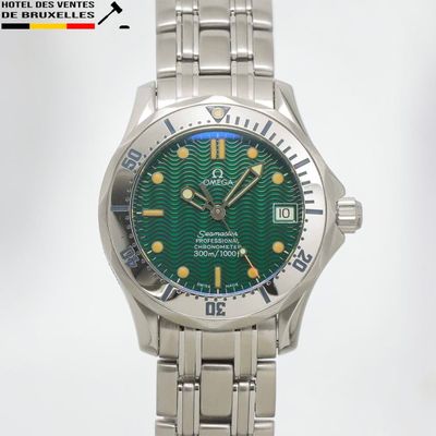 une montre avec un cadran vert et un bracelet argenté