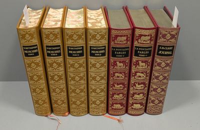 les livres sont alignés sur une surface blanche