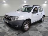 une photo d'une dacia blanche garée sur un sol en damier