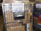 un chariot sur lequel se trouvent quelques cartons dans un entrepôt