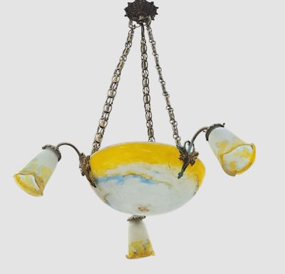 lustre en verre jaune et blanc suspendu à une chaîne