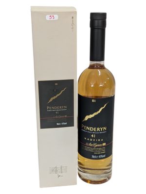 une bouteille de whisky Penderyn de 21 ans à côté d'une boîte