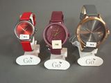 Quatre montres différentes sont exposées dans une vitrine.