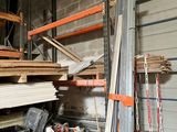une pièce remplie d'une grande variété de bois