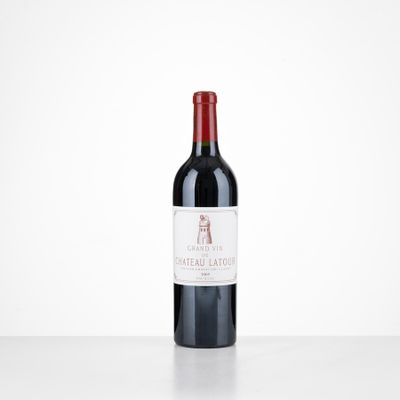 une bouteille de vin rouge posée sur une table