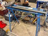 une photo d'un établi dans un garage avec des outils dessus
