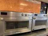 deux fours posés sur le plan de travail de la cuisine