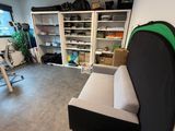 une photo d'un salon avec un canapé et une bibliothèque