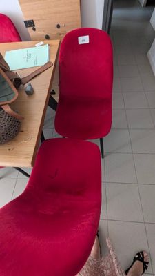 deux chaises rouges placées l'une à côté de l'autre dans une pièce