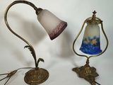paire de lampes de table anciennes avec des abat-jours en verre bleu et blanc
