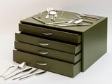 une boîte verte sur laquelle sont posés des couverts