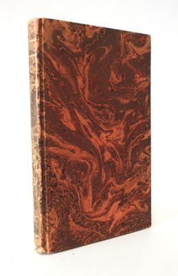 un vieux livre dont la couverture marbrée se détache sur un fond blanc