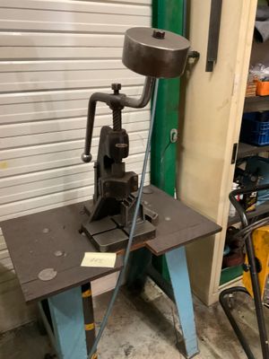 une machine posée sur une table dans un garage
