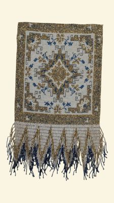 une photo d'un tapis bleu et or à franges