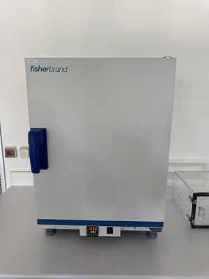 La machine est posée sur la table dans la pièce.