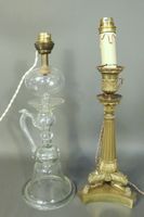 Deux pieds de lampes, l'un en verre et l'autre en métal doré…