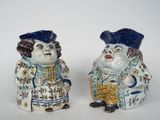 une paire de figurines en céramique représentant un homme et une femme