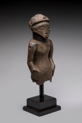 une statue en bronze d'un homme avec un chapeau sur la tête