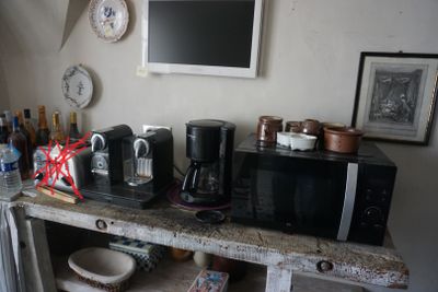 une table sur laquelle sont posées plusieurs machines à café