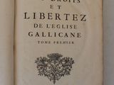 un livre ouvert sur une table