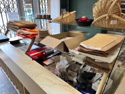 un comptoir sur lequel sont posés de nombreux cartons et papiers