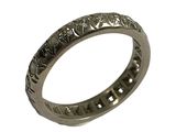 un gros plan d'une bague en argent ornée de fleurs