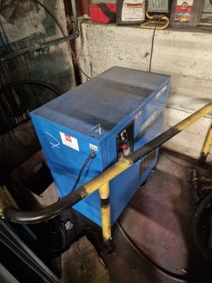 une machine bleue qui se trouve dans un garage