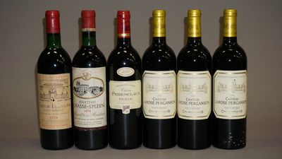 six bouteilles de vin sont alignées sur une table