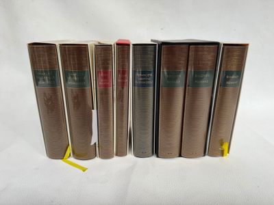 cinq livres sont alignés sur une surface blanche