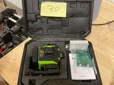 une boîte contenant un outil, posée sur une table