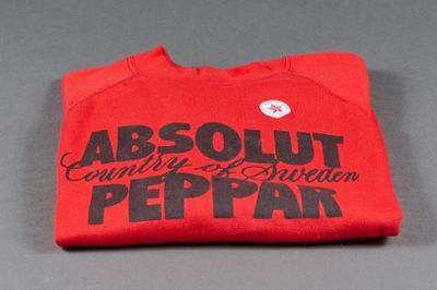 un gros plan sur un t-shirt rouge avec une inscription noire