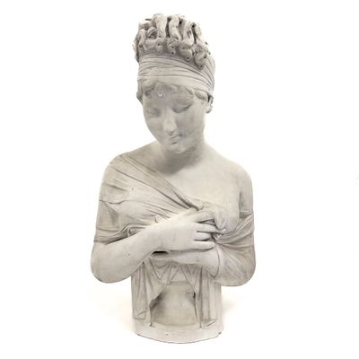 une statue représentant une femme coiffée d'une couronne