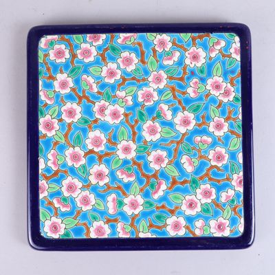 assiette à fleurs bleues et roses sur fond blanc