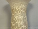 un vase en verre posé sur une table