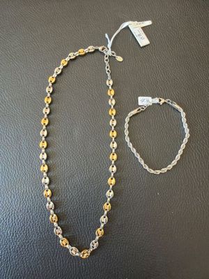 un collier et un bracelet sont posés sur une table