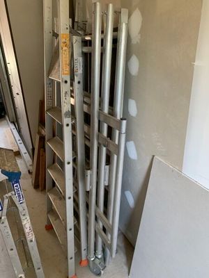 une pièce dans laquelle se trouvent une échelle et quelques tuyaux