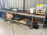 une photo d'un établi avec beaucoup d'outils dessus