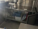 une grande cuisine avec beaucoup de plans de travail