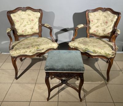 deux chaises et un repose-pieds posés sur un sol carrelé