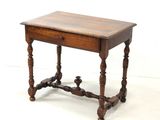 une petite table en bois avec un tiroir